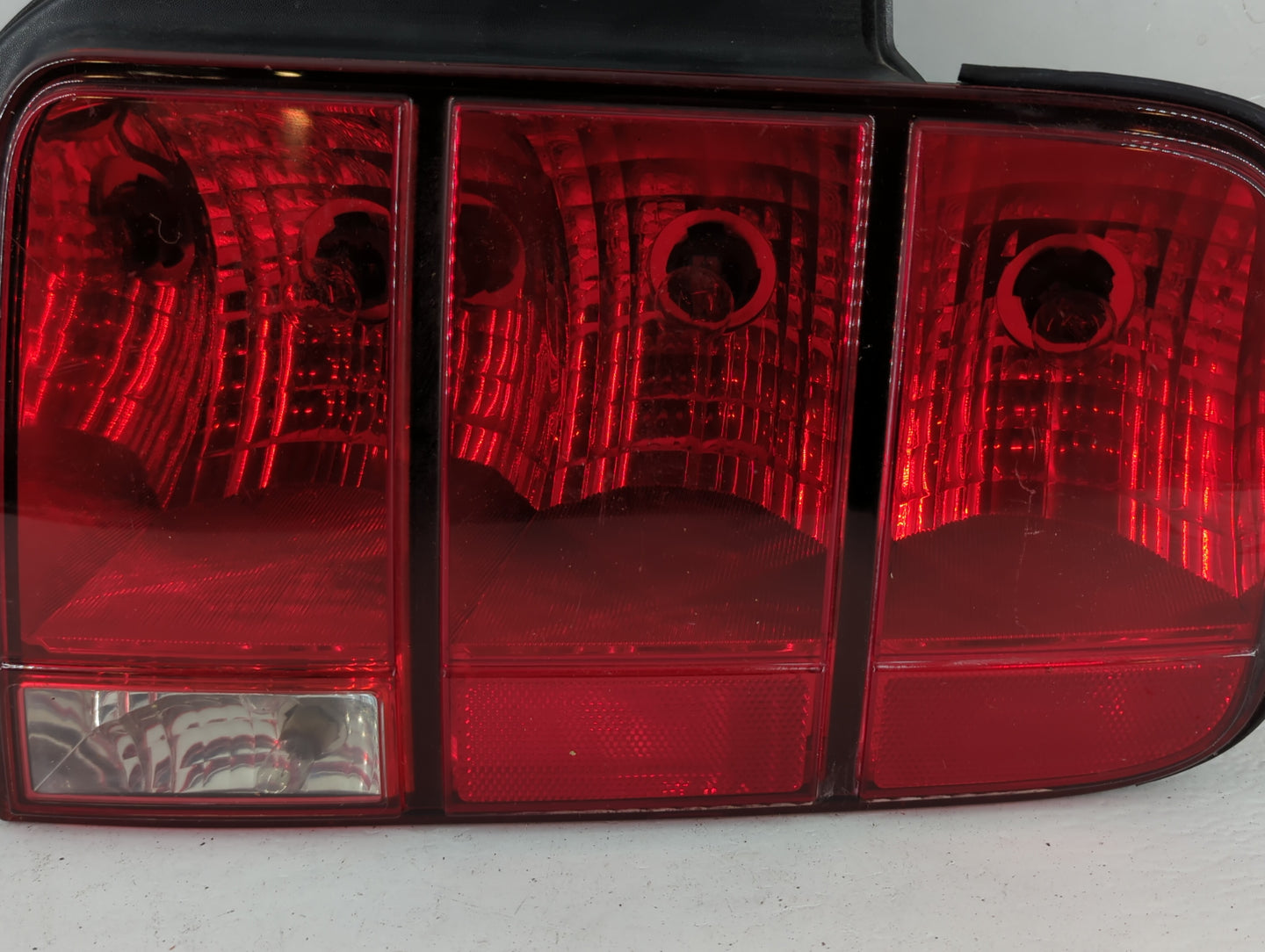 2005-2009 Ford Mustang Tail Light Assembly Passenger Right OEM P/N:8R33-13B504-AB Fits Fits 2005 2006 2007 2008 2009 OEM Use