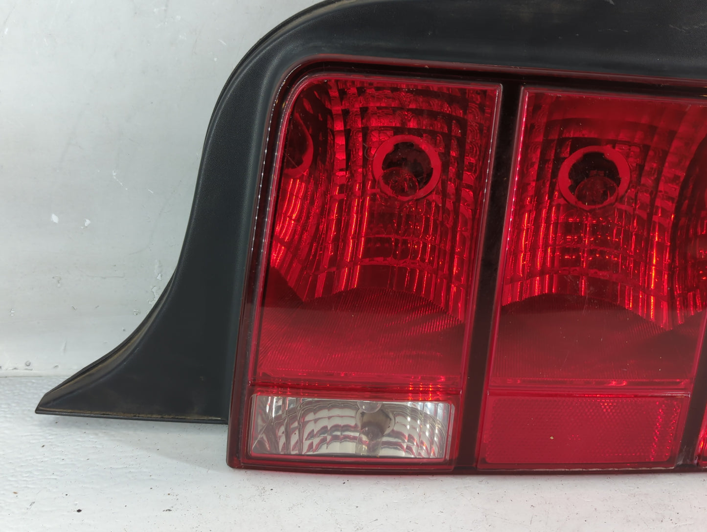 2005-2009 Ford Mustang Tail Light Assembly Passenger Right OEM P/N:8R33-13B504-AB Fits Fits 2005 2006 2007 2008 2009 OEM Use