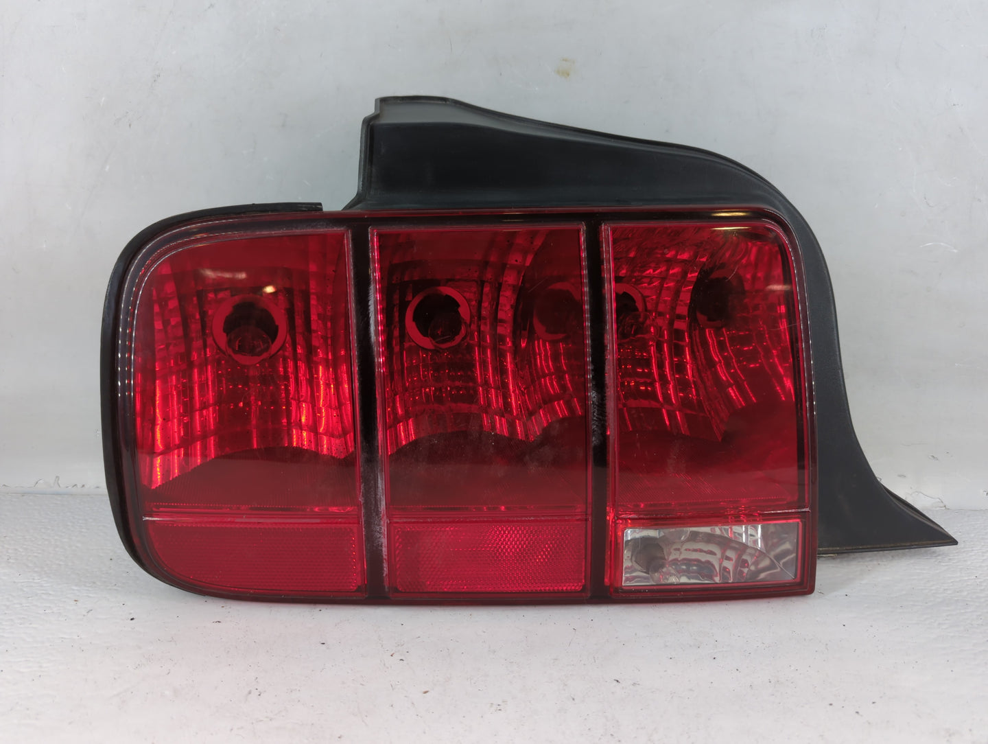 2005-2009 Ford Mustang Tail Light Assembly Driver Left OEM P/N:8R33-13B505-AB Fits Fits 2005 2006 2007 2008 2009 OEM Used Au