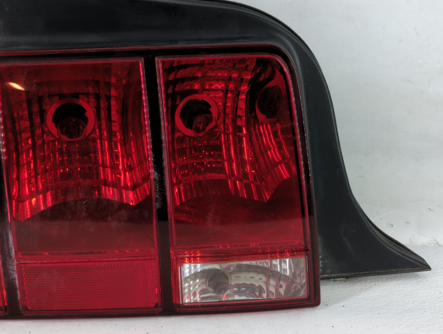 2005-2009 Ford Mustang Tail Light Assembly Driver Left OEM P/N:8R33-13B505-AB Fits Fits 2005 2006 2007 2008 2009 OEM Used Au
