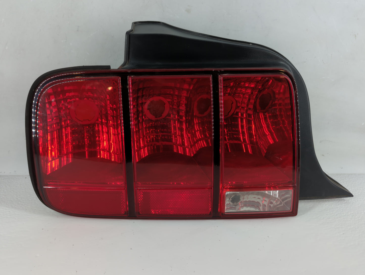 2005-2009 Ford Mustang Tail Light Assembly Driver Left OEM P/N:8R33-13B505-AB Fits Fits 2005 2006 2007 2008 2009 OEM Used Au
