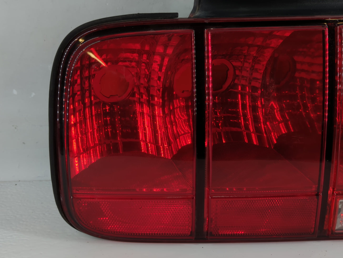 2005-2009 Ford Mustang Tail Light Assembly Driver Left OEM P/N:8R33-13B505-AB Fits Fits 2005 2006 2007 2008 2009 OEM Used Au