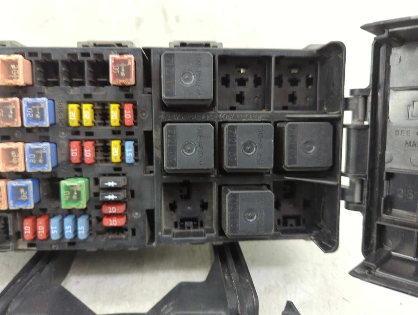2008-2009 Ford Taurus Fusebox Fuse Box Panel Relay Module P/N:8G1T-14A008-AC Fits Fits 2008 2009 OEM Used Auto Parts - Oemus