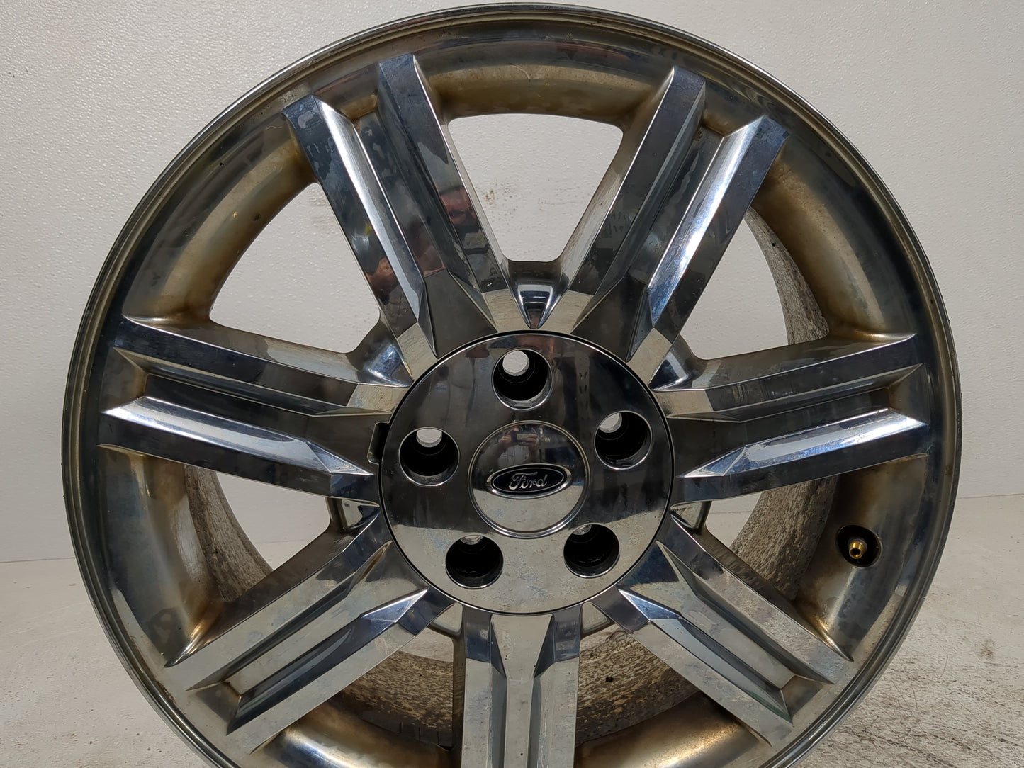 2008-2009 Ford Taurus Driver Front Wheel Hub Oem Chrome - Oemusedautoparts1.com