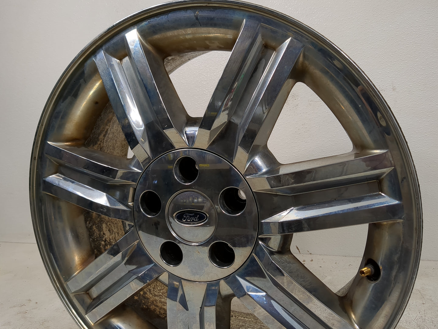 2008-2009 Ford Taurus Driver Front Wheel Hub Oem Chrome - Oemusedautoparts1.com