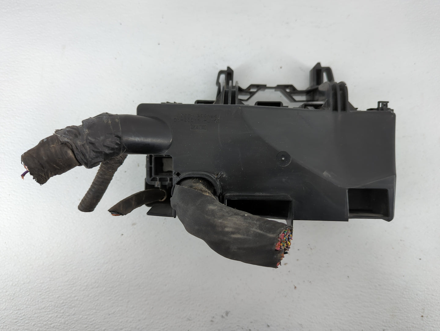 2008-2009 Ford Taurus Fusebox Fuse Box Panel Relay Module P/N:54-8799-30 Fits Fits 2008 2009 OEM Used Auto Parts - Oemusedau