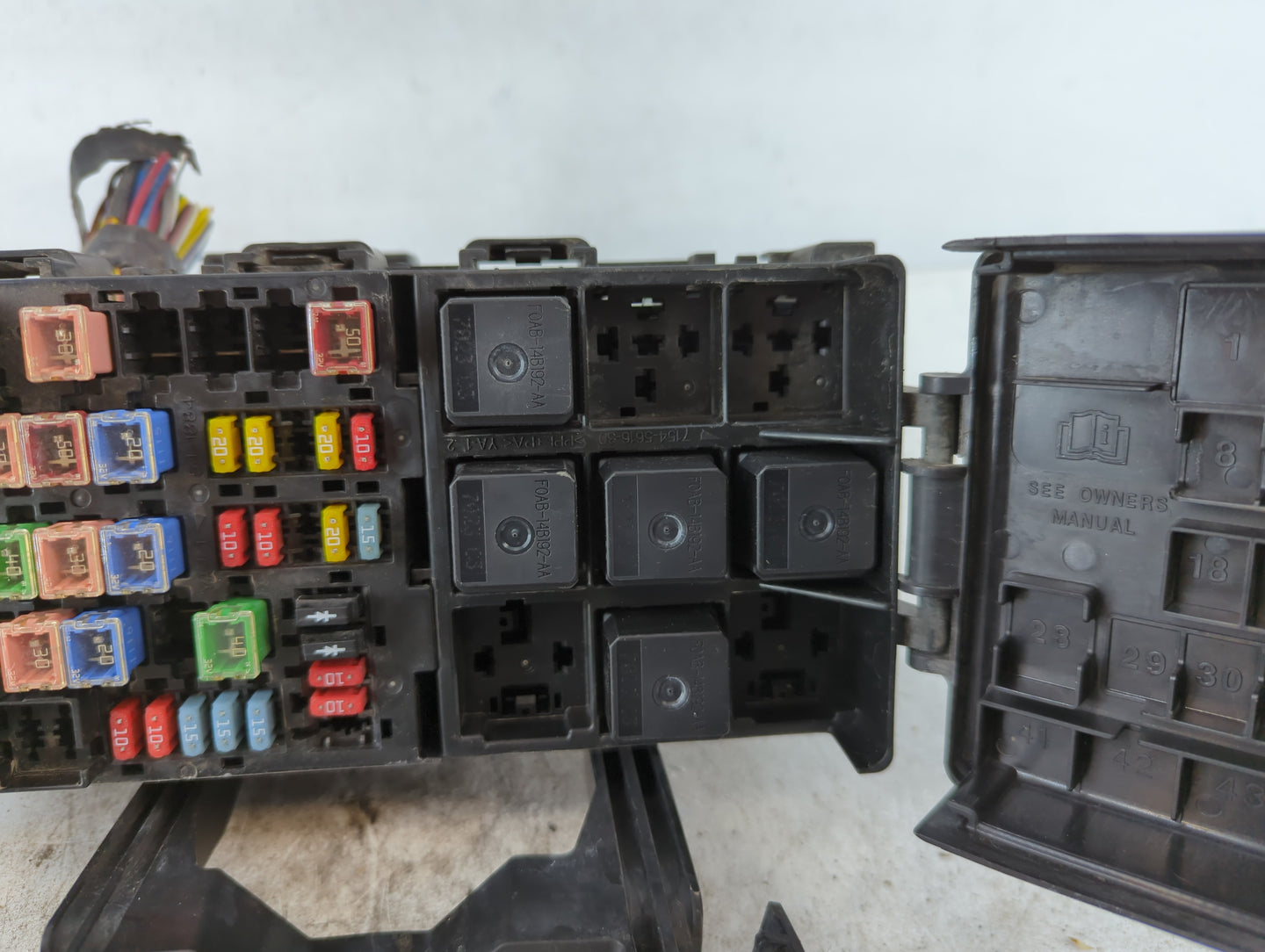 2008-2009 Ford Taurus Fusebox Fuse Box Panel Relay Module P/N:8G1T-14A003-AC Fits Fits 2008 2009 OEM Used Auto Parts - Oemus