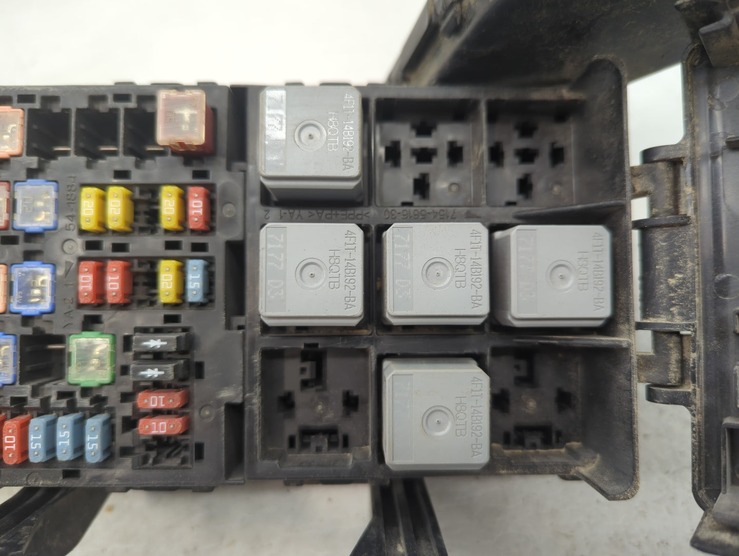 2008-2009 Ford Taurus Fusebox Fuse Box Panel Relay Module P/N:8G1T-14A003-AC Fits Fits 2008 2009 OEM Used Auto Parts - Oemus