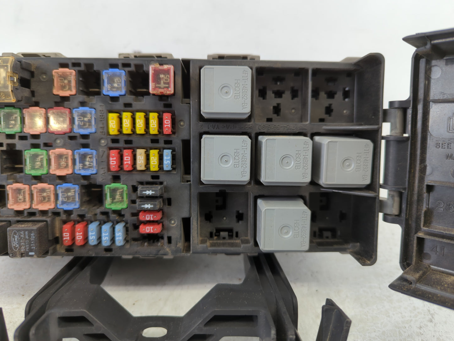 2008-2009 Ford Taurus X Fusebox Fuse Box Panel Relay Module P/N:8G1T-14A003-AC Fits Fits 2008 2009 OEM Used Auto Parts - Oem