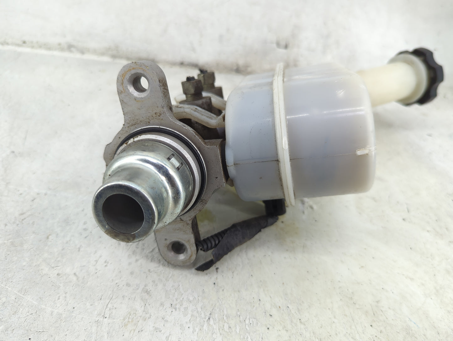 2007-2008 Gmc Acadia Brake Master Cylinder 1492354 - Oemusedautoparts1.com