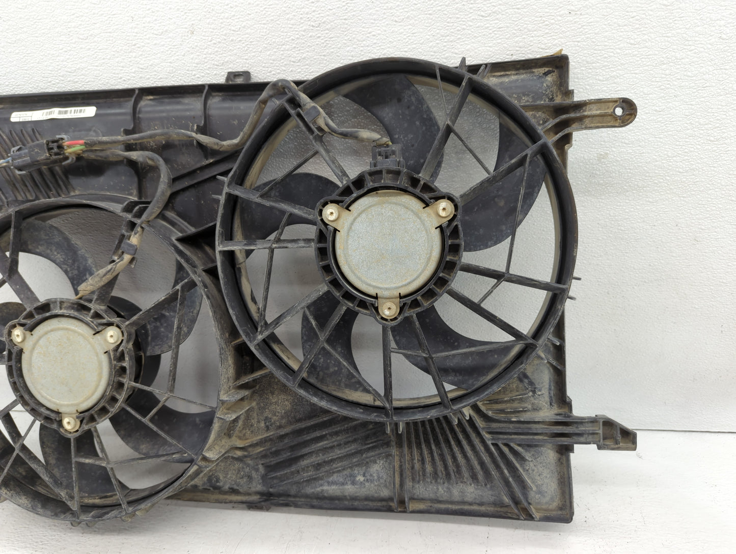 2007-2017 Gmc Acadia Left Radiator Fan Motor Assembly Black - Oemusedautoparts1.com