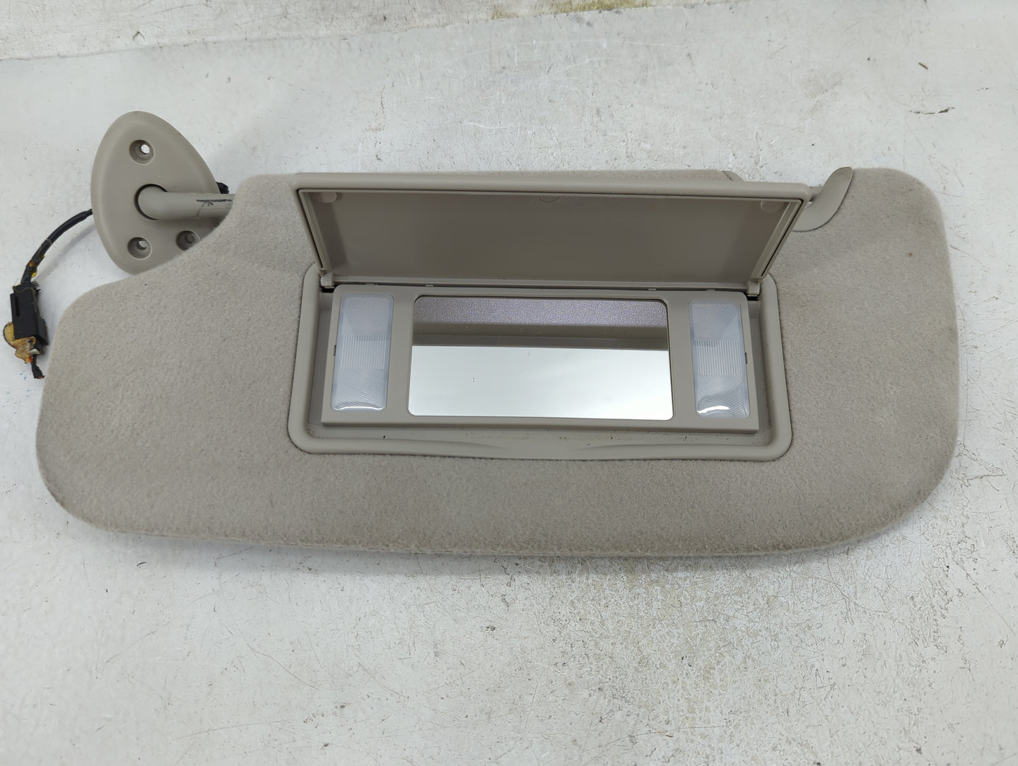 2008-2009 Gmc Envoy Sun Visor Shade Replacement Driver Left Mirror Fits Fits 2008 2009 OEM Used Auto Parts - Oemusedautopart