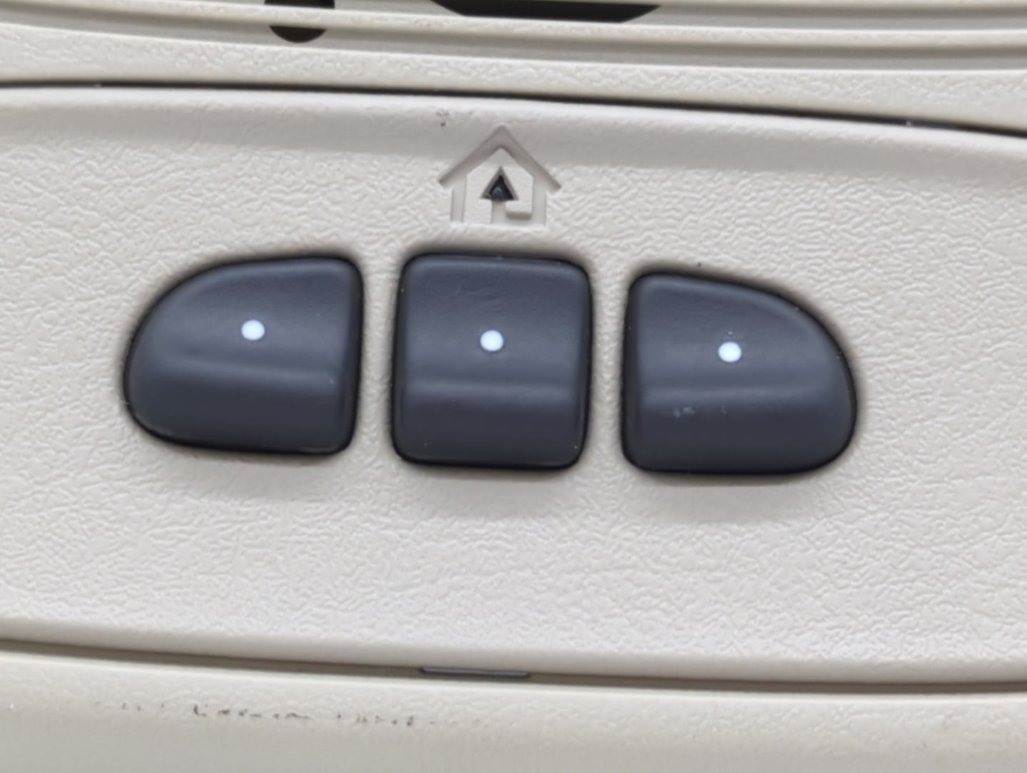 2005-2009 Gmc Envoy Center Floor Console P/N:15015905 Fits Fits 2005 2006 2007 2008 2009 OEM Used Auto Parts - Oemusedautopa