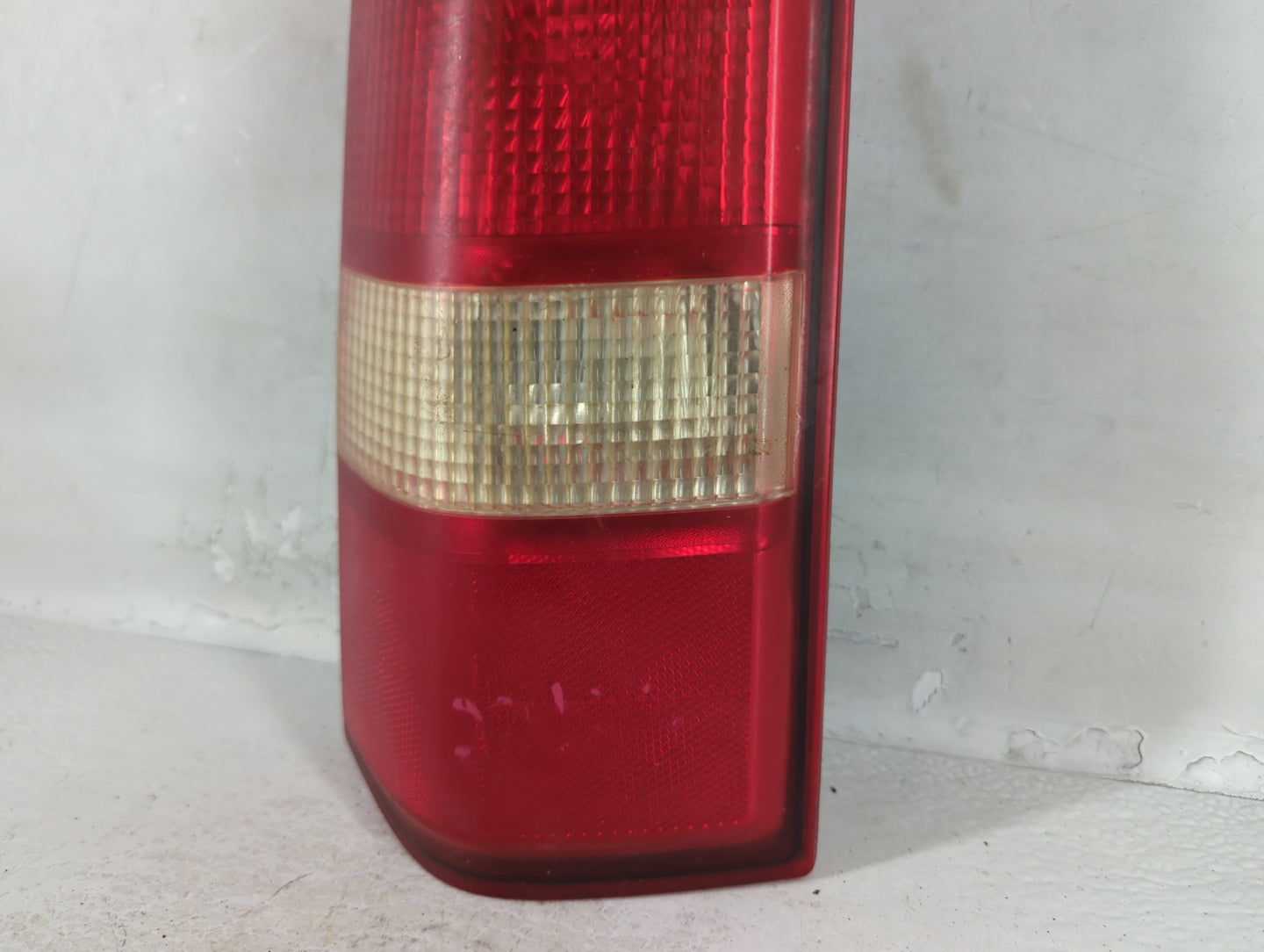 2003-2014 Gmc Savana 1500 Tail Light Assembly Driver Left OEM P/N:25823028 Fits OEM Used Auto Parts - Oemusedautoparts1.com