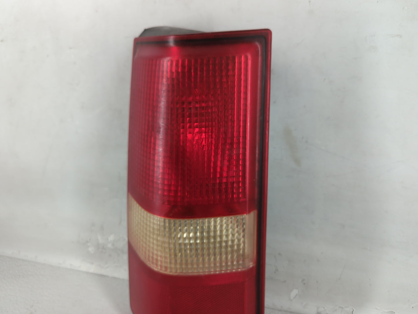 2003-2014 Gmc Savana 1500 Tail Light Assembly Driver Left OEM P/N:25823028 Fits OEM Used Auto Parts - Oemusedautoparts1.com