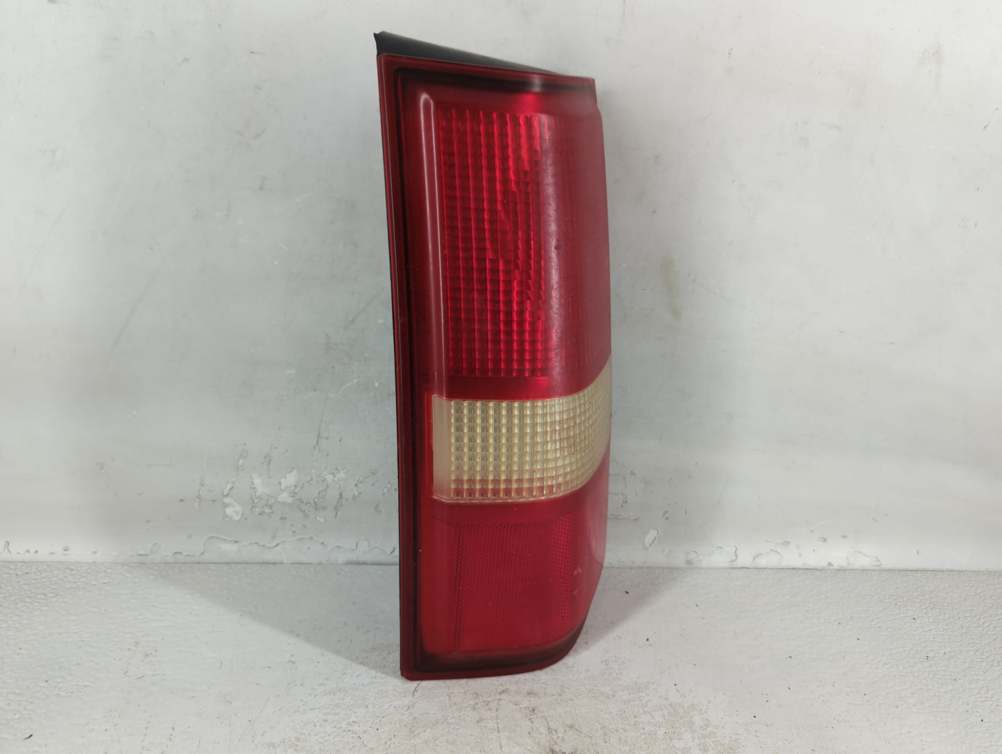 2003-2014 Gmc Savana 1500 Tail Light Assembly Driver Left OEM P/N:25823028 Fits OEM Used Auto Parts - Oemusedautoparts1.com