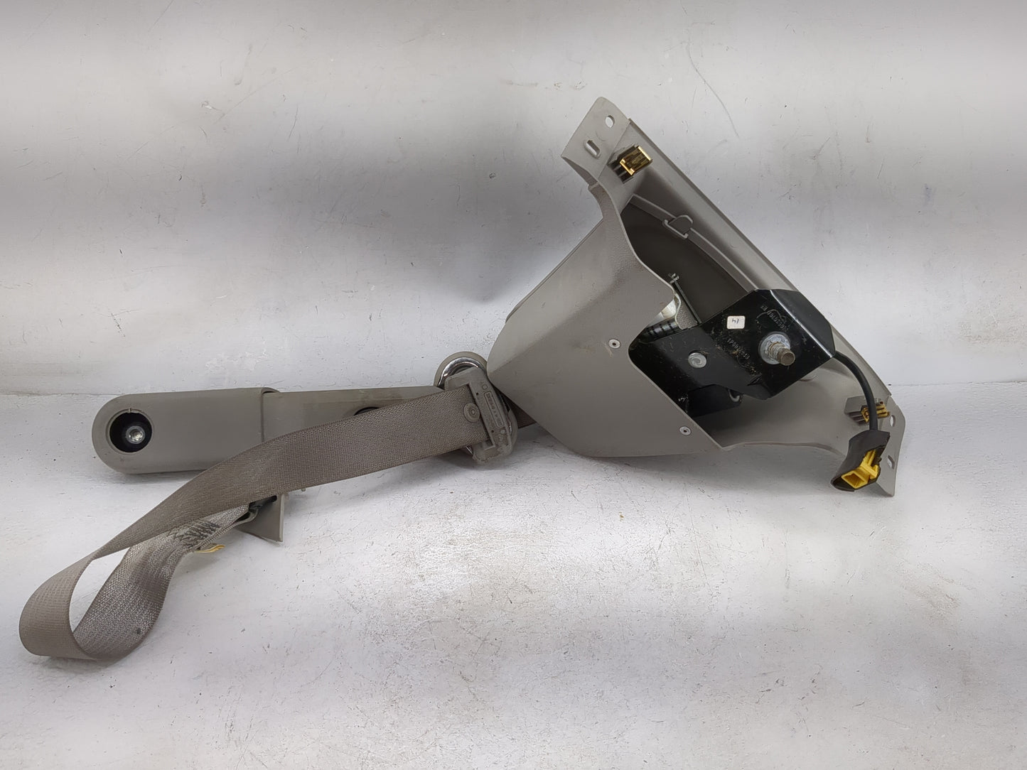 Gmc Sierra 2500 Passenger Right Seat Belt Front Retractor Tan - Oemusedautoparts1.com