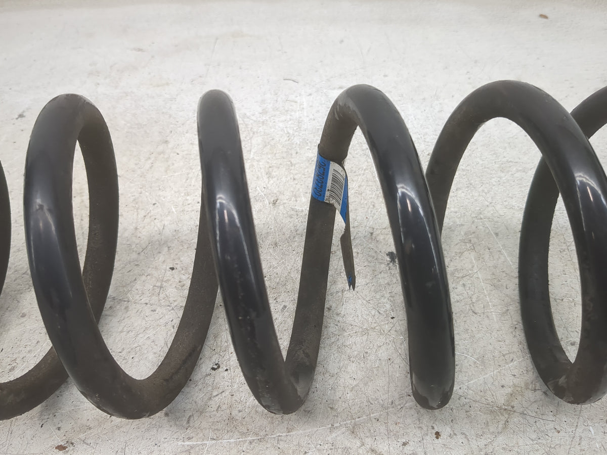 2007-2014 Gmc Yukon Passenger Rear Coil Spring - Oem 1387130 - Oemusedautoparts1.com