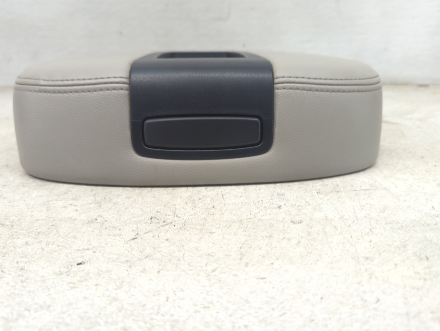 2007-2009 Gmc Yukon Center Console Armrest Cover Lid Fits Fits 2007 2008 2009 OEM Used Auto Parts - Oemusedautoparts1.com