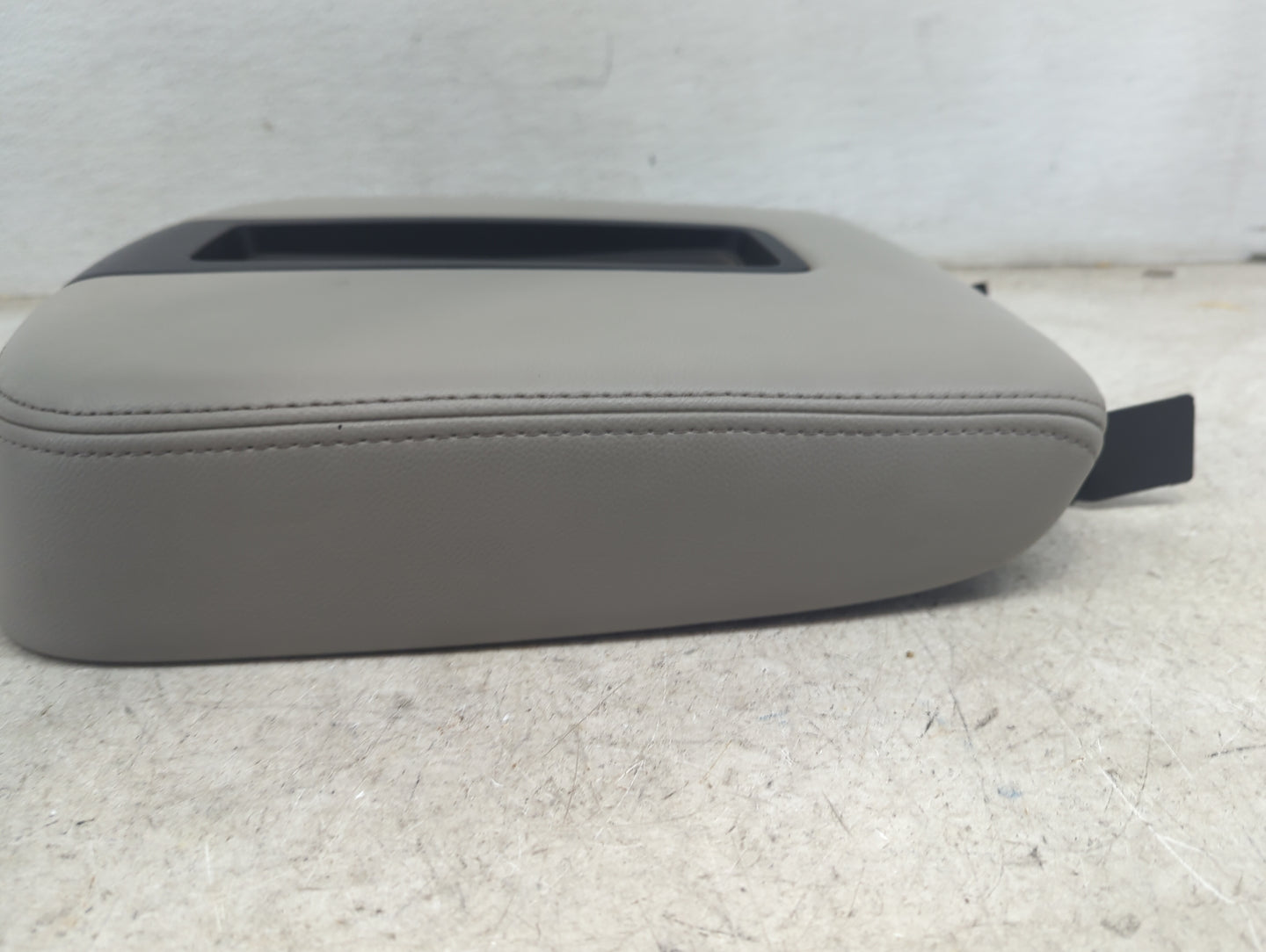 2007-2009 Gmc Yukon Center Console Armrest Cover Lid Fits Fits 2007 2008 2009 OEM Used Auto Parts - Oemusedautoparts1.com