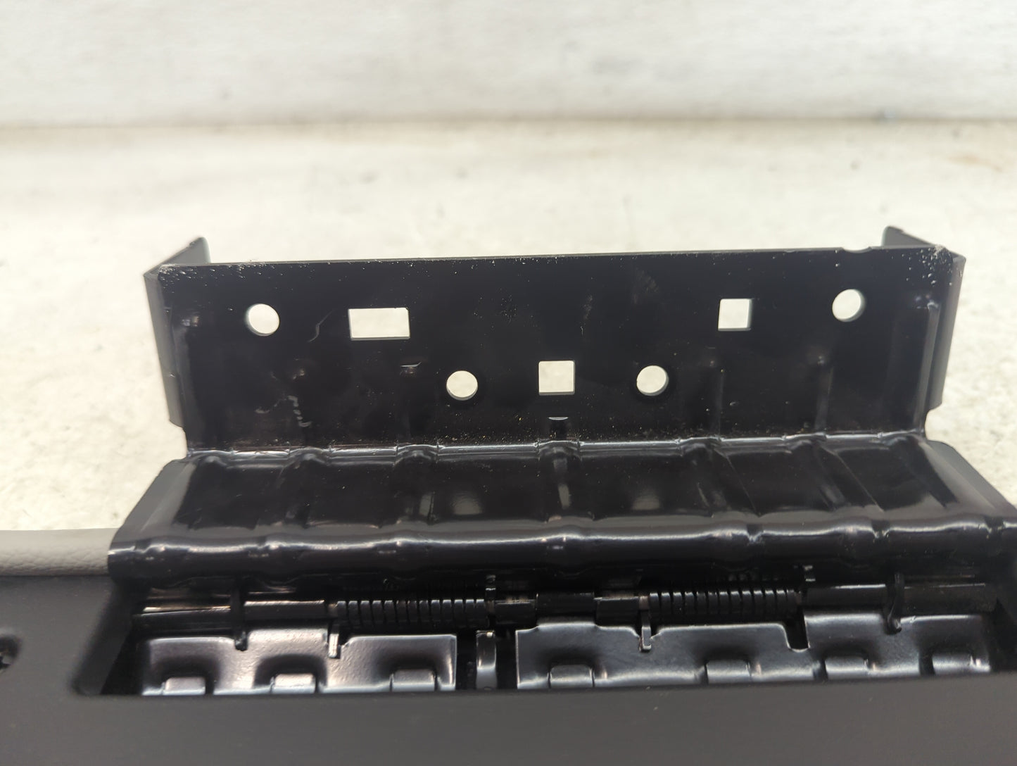 2007-2009 Gmc Yukon Center Console Armrest Cover Lid Fits Fits 2007 2008 2009 OEM Used Auto Parts - Oemusedautoparts1.com