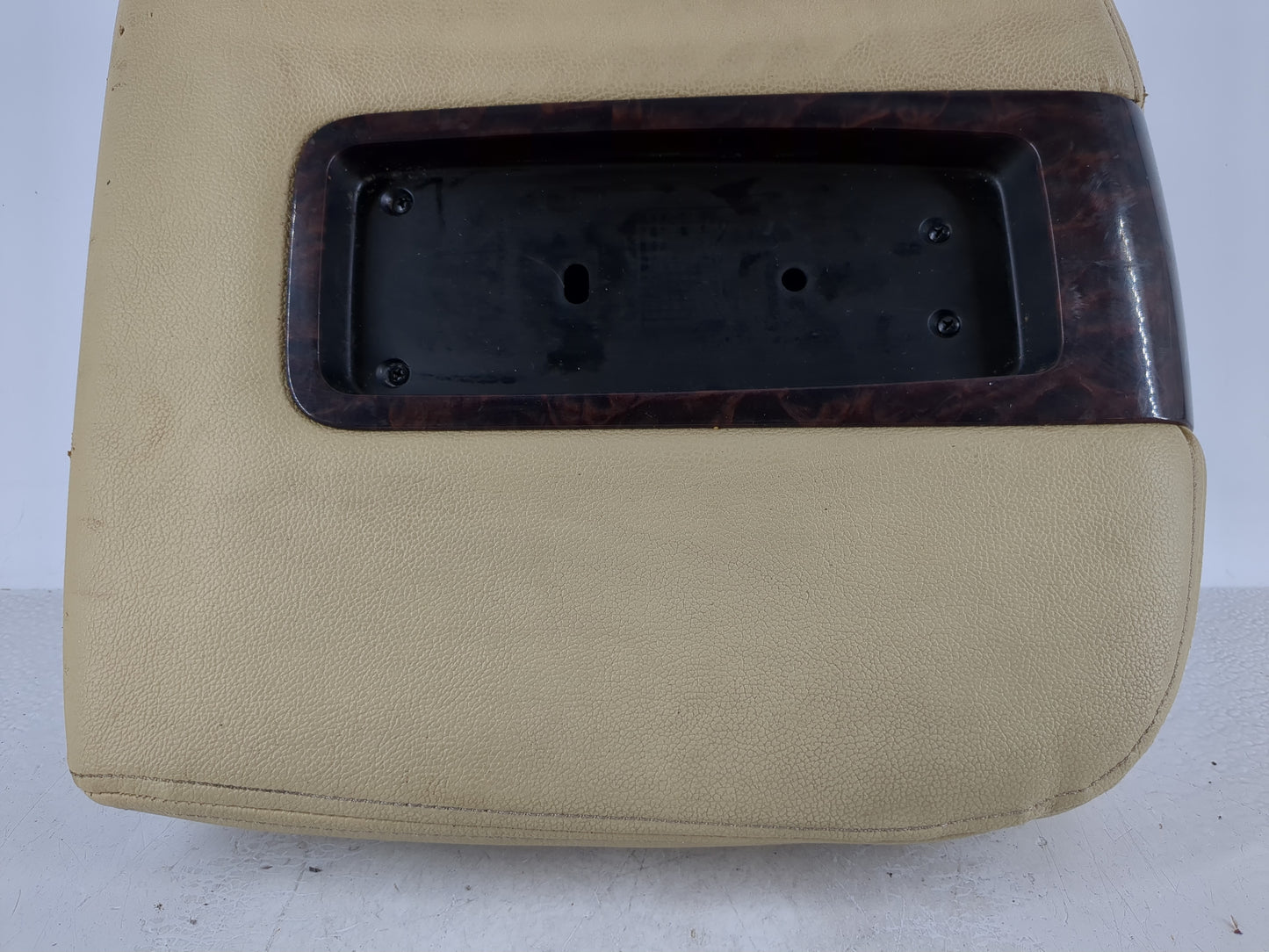 2007-2009 Gmc Yukon Xl 1500 Center Floor Console P/N:2387690830K-AB Fits Fits 2007 2008 2009 OEM Used Auto Parts - Oemusedau