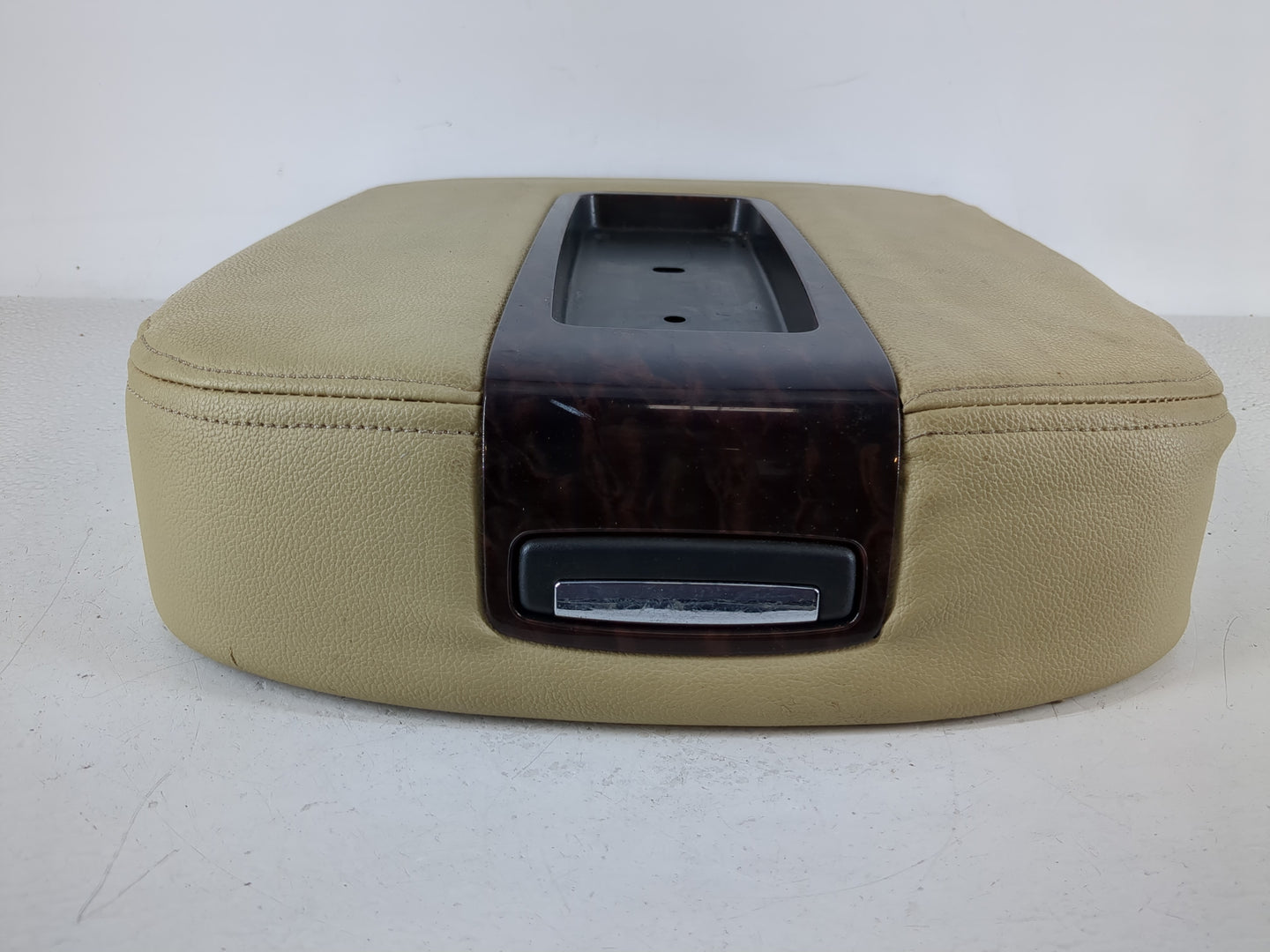 2007-2009 Gmc Yukon Xl 1500 Center Floor Console P/N:2387690830K-AB Fits Fits 2007 2008 2009 OEM Used Auto Parts - Oemusedau