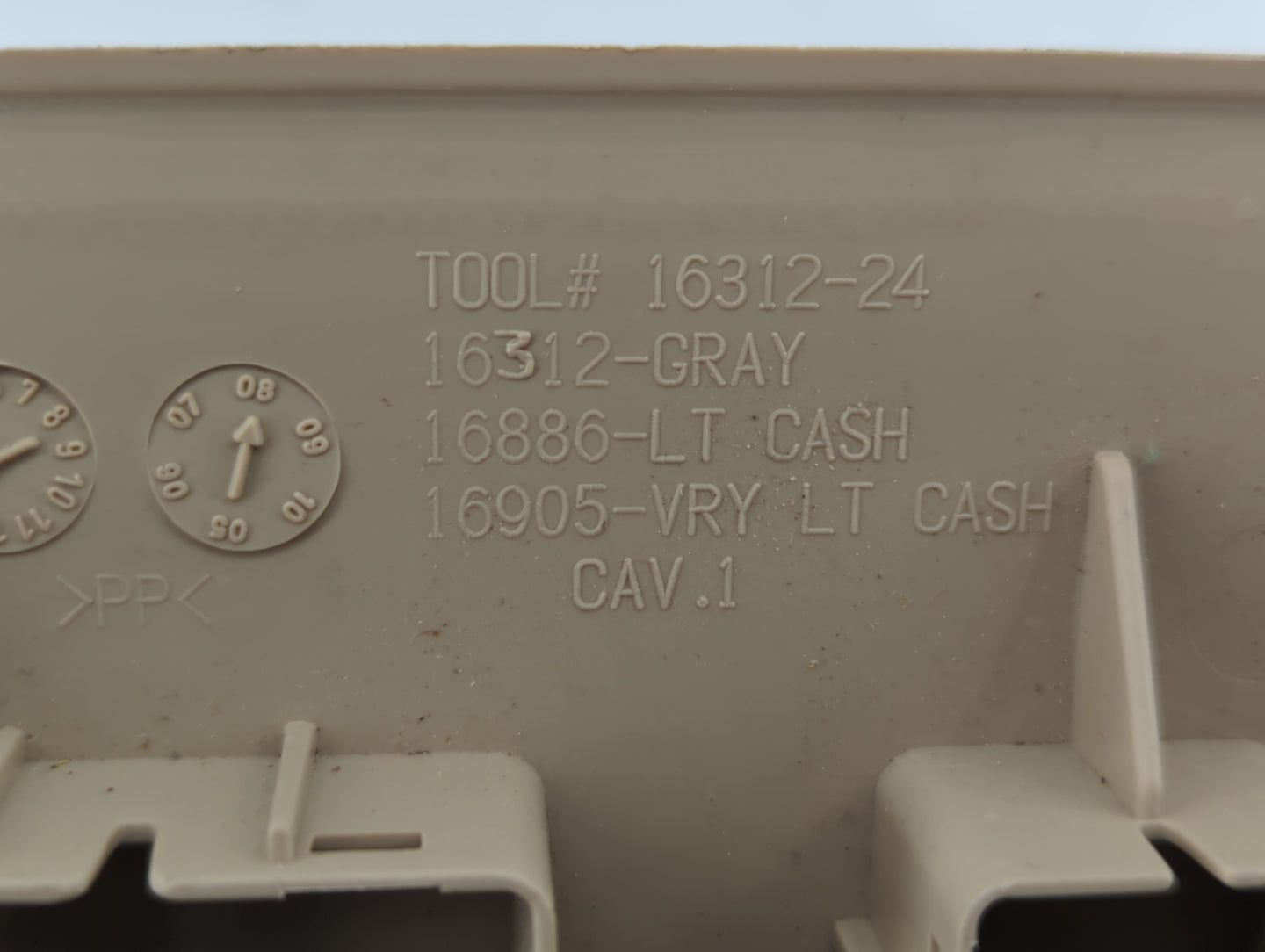 2007-2009 Gmc Yukon Xl 1500 Center Floor Console P/N:16886-LT Fits Fits 2007 2008 2009 2010 2011 2012 2013 OEM Used Auto Par