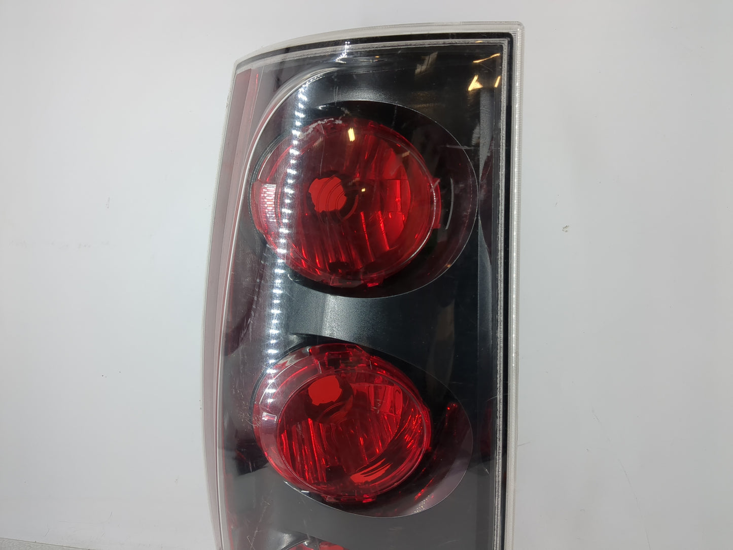 2007 Yukon Xl 1500 Driver Left Side Tail Light Taillight Deck Lid Mounted - Oemusedautoparts1.com