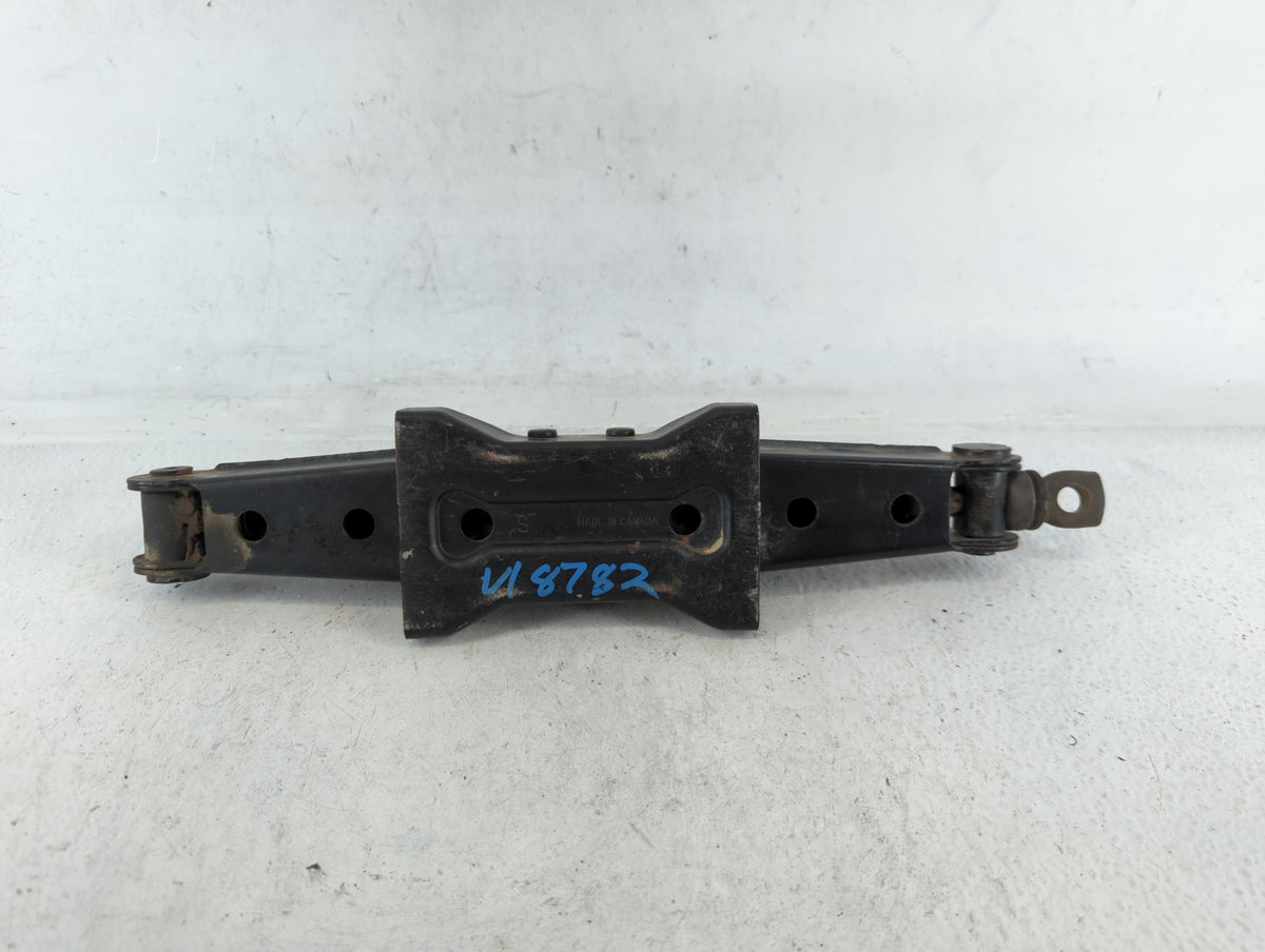 2008 Honda Odyssey Spare Scissor Car Jack 689898 - Oemusedautoparts1.com