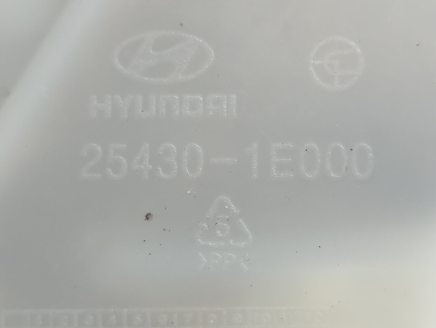 2006-2011 Hyundai Accent Windshield Washer Fluid Reservoir Bottle Oem - Oemusedautoparts1.com