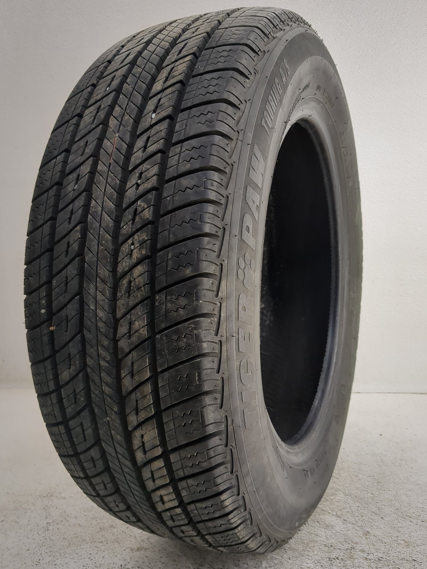 Used Tire 205/60R16 UNIROYAL TIGER PAW TOURING A/S 92H - Tread Depth 12/32 - Oemusedautoparts1.com