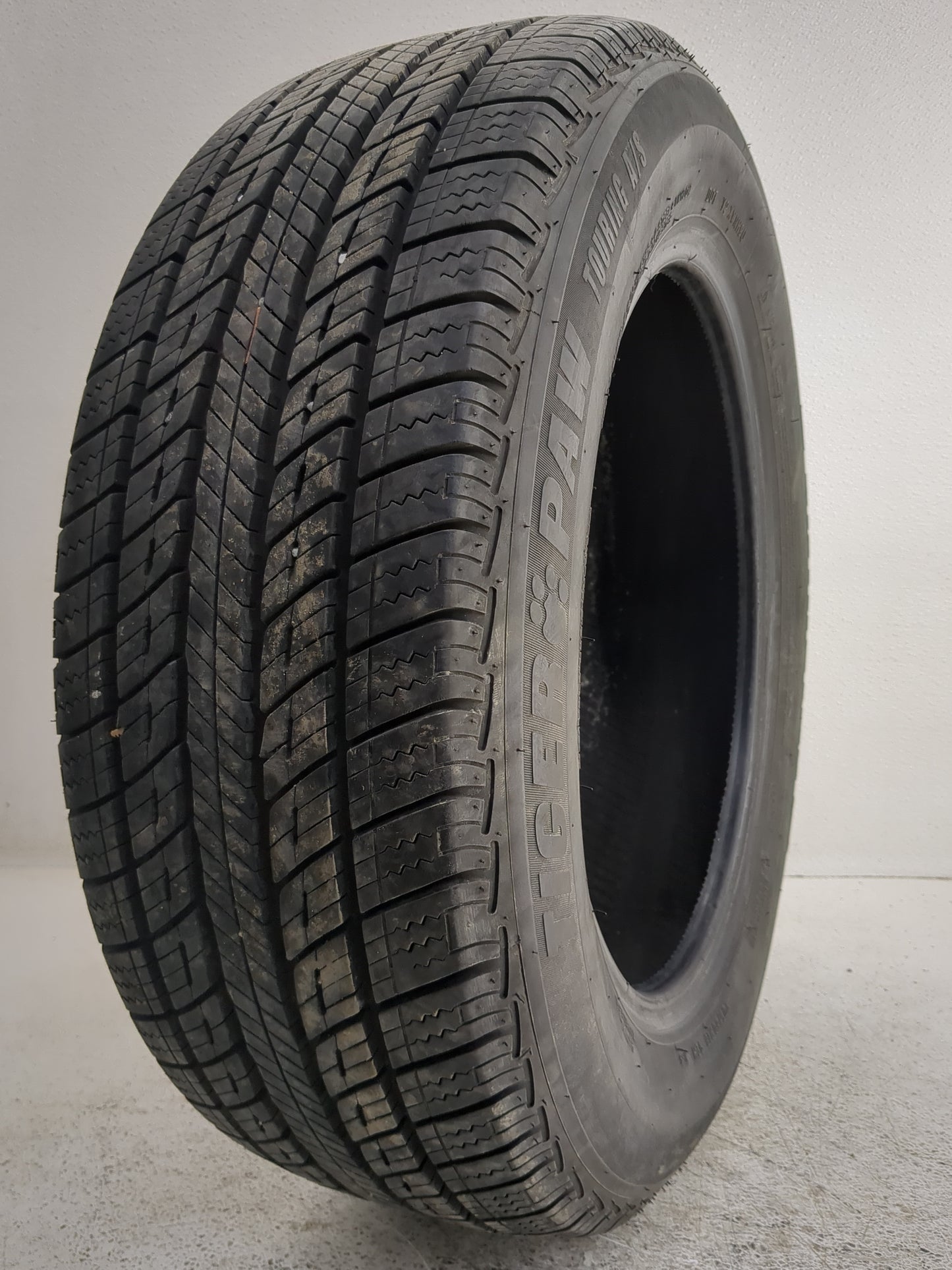 Used Tire 205/60R16 UNIROYAL TIGER PAW TOURING A/S 92H - Tread Depth 12/32 - Oemusedautoparts1.com