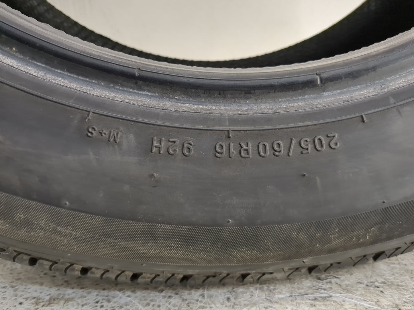 Used Tire 205/60R16 UNIROYAL TIGER PAW TOURING A/S 92H - Tread Depth 12/32 - Oemusedautoparts1.com
