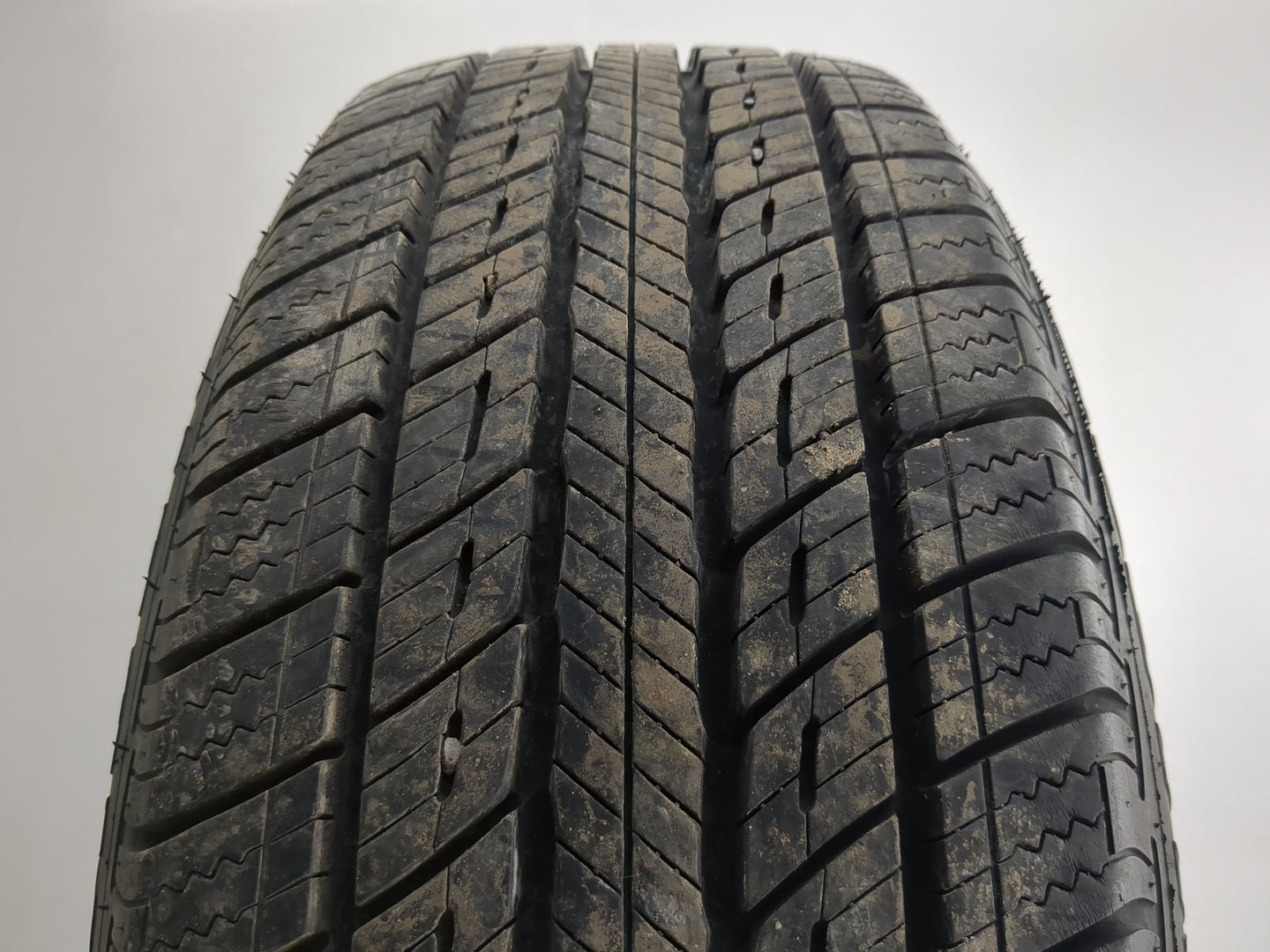 Used Tire 205/60R16 UNIROYAL TIGER PAW TOURING A/S 92H - Tread Depth 12/32 - Oemusedautoparts1.com