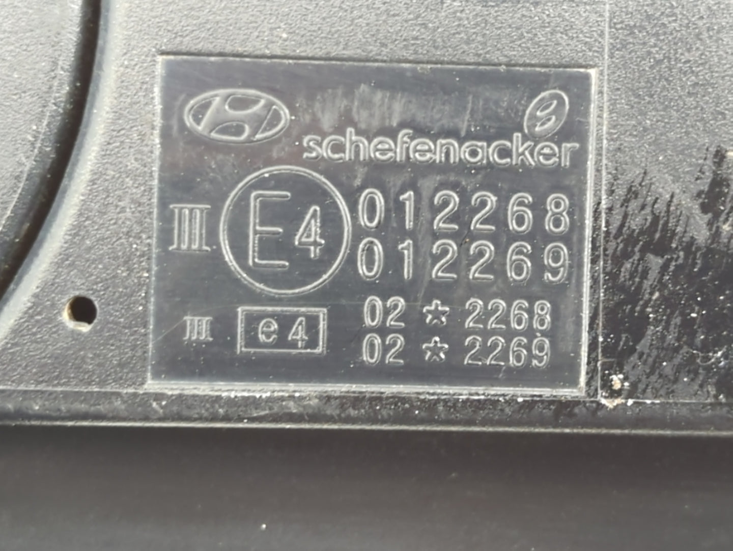 2005-2009 Hyundai Tucson Driver Left Side View Manual Door Mirror White - Oemusedautoparts1.com