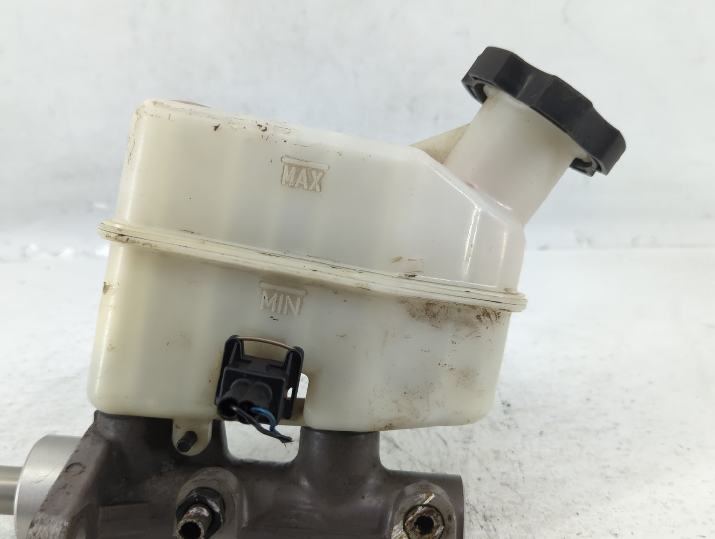 2005-2009 Hyundai Tucson Brake Master Cylinder - Oemusedautoparts1.com