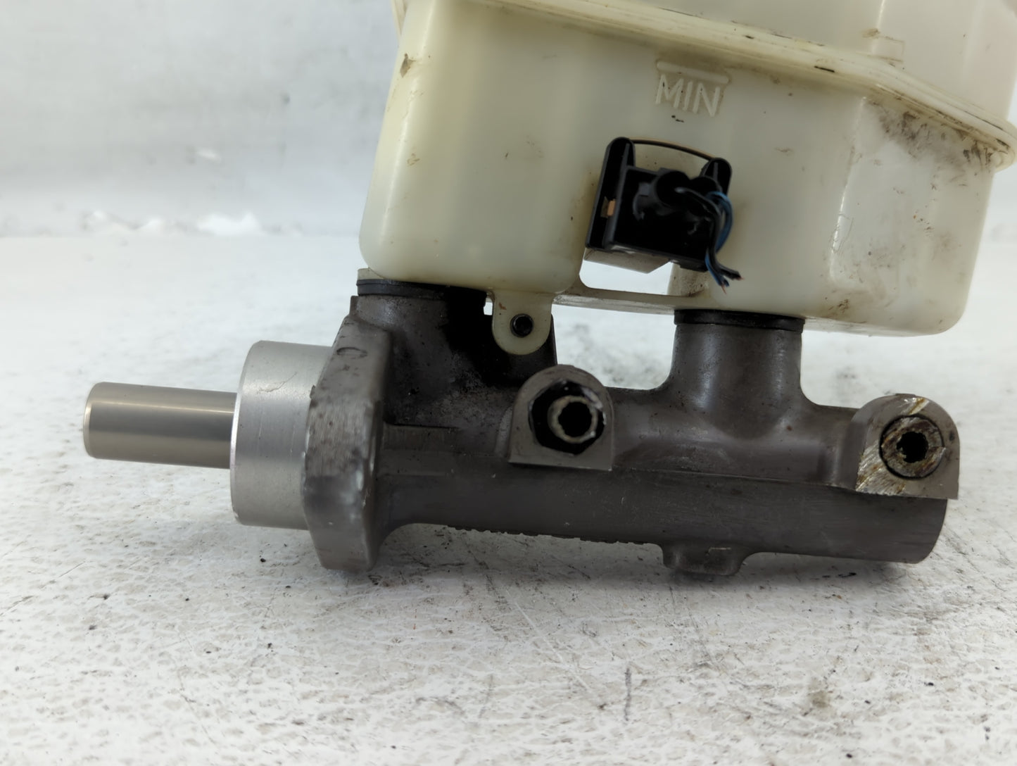 2005-2009 Hyundai Tucson Brake Master Cylinder - Oemusedautoparts1.com