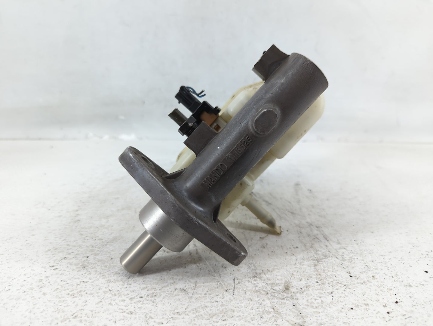 2005-2009 Hyundai Tucson Brake Master Cylinder - Oemusedautoparts1.com