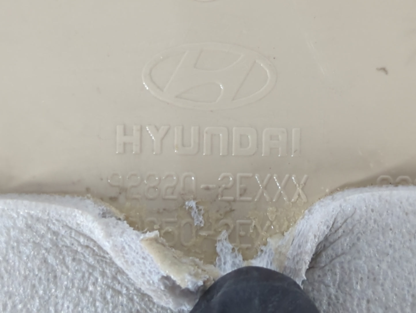2008 Hyundai Tucson Overhead Roof Console - Oemusedautoparts1.com