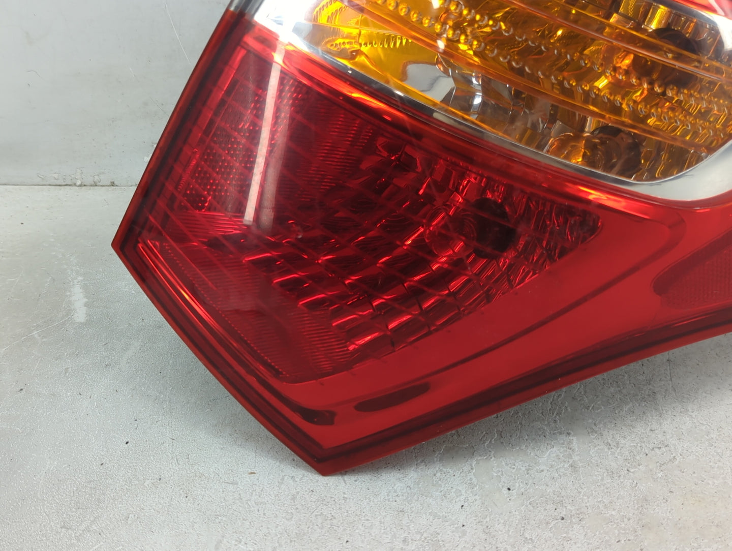 2007-2012 Hyundai Veracruz Tail Light Assembly Passenger Right OEM P/N:E132322 Fits Fits 2007 2008 2009 2010 2011 2012 OEM U