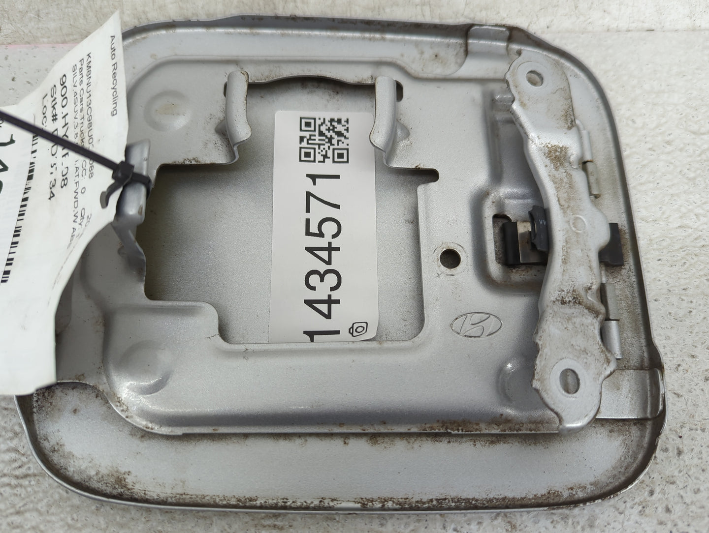 2008 Hyundai Veracruz Fuel Tank Door Lid Gas Tank Gray - Oemusedautoparts1.com