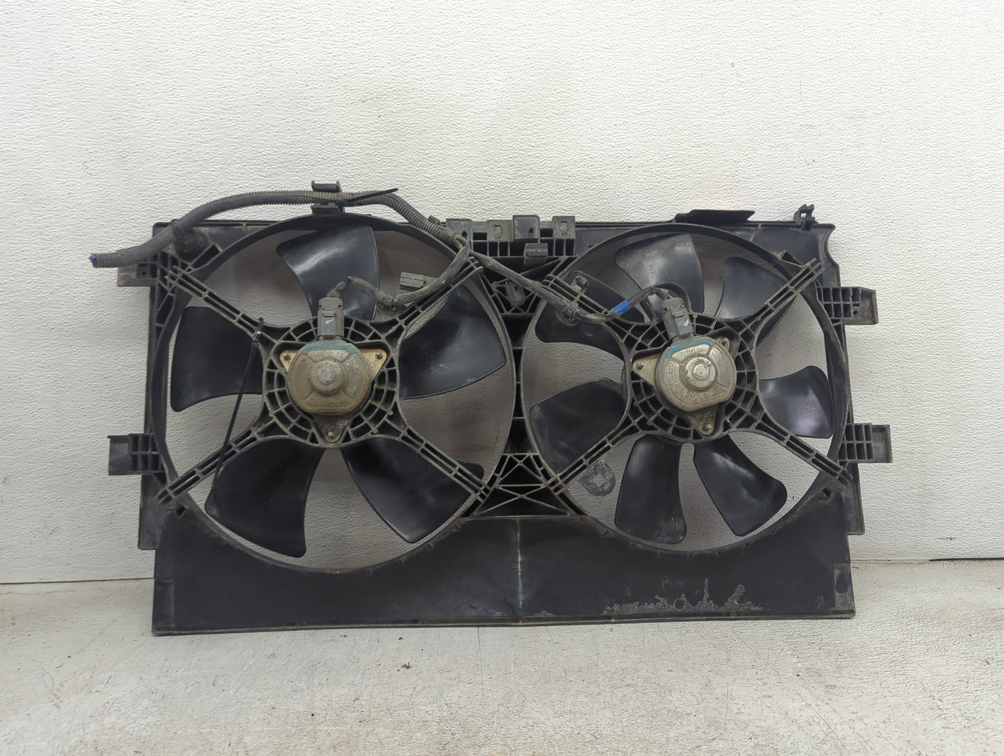 2008 Infiniti G35 Electric Radiator Cooling Fan Motor Assembly P/N:190131 Fits OEM Used Auto Parts - Oemusedautoparts1.com