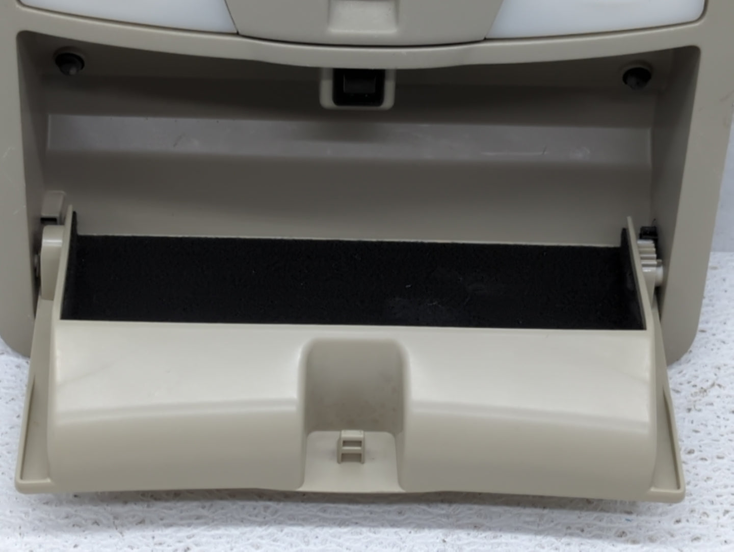2008 Infiniti G37 Overhead Roof Console Beige - Oemusedautoparts1.com