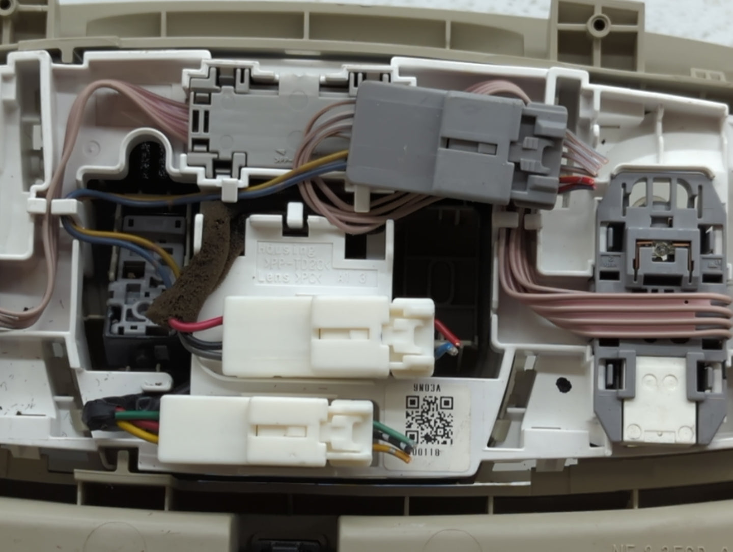 2008 Infiniti G37 Overhead Roof Console Beige - Oemusedautoparts1.com