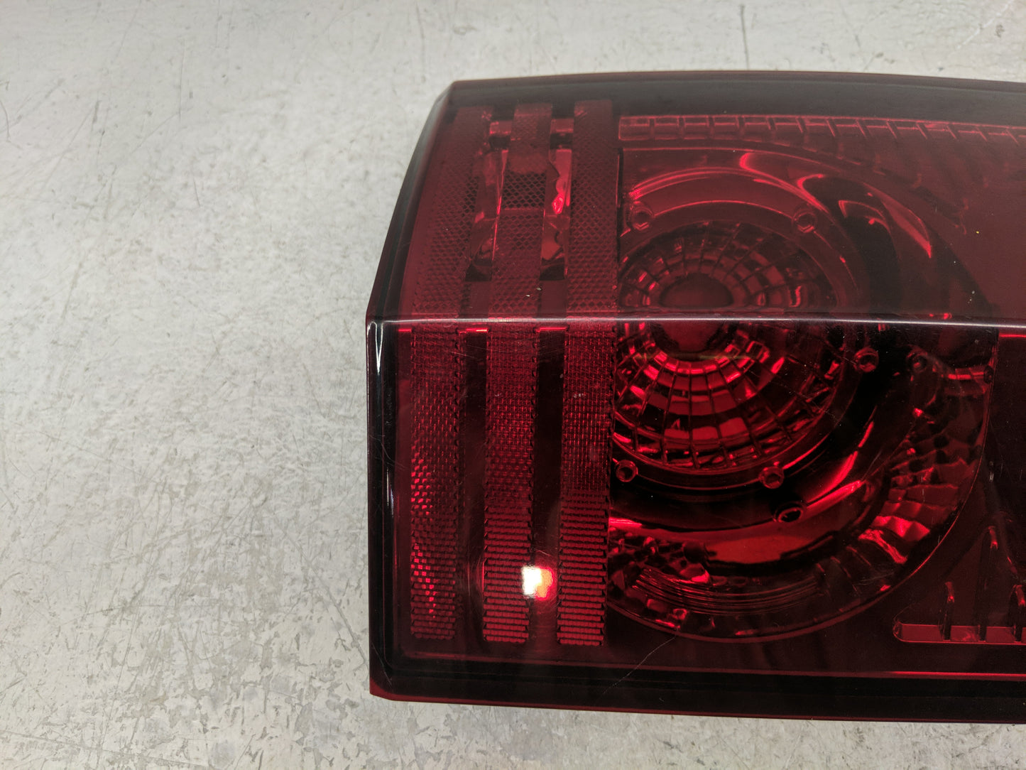 2006-2010 Jeep Commander Tail Light Assembly Driver Left OEM P/N:55396459AH Fits Fits 2006 2007 2008 2009 2010 OEM Used Auto