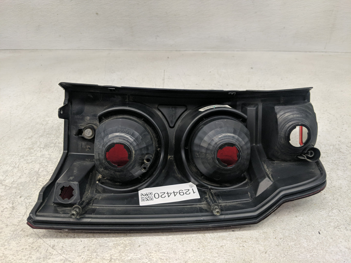2006-2010 Jeep Commander Tail Light Assembly Driver Left OEM P/N:55396459AH Fits Fits 2006 2007 2008 2009 2010 OEM Used Auto