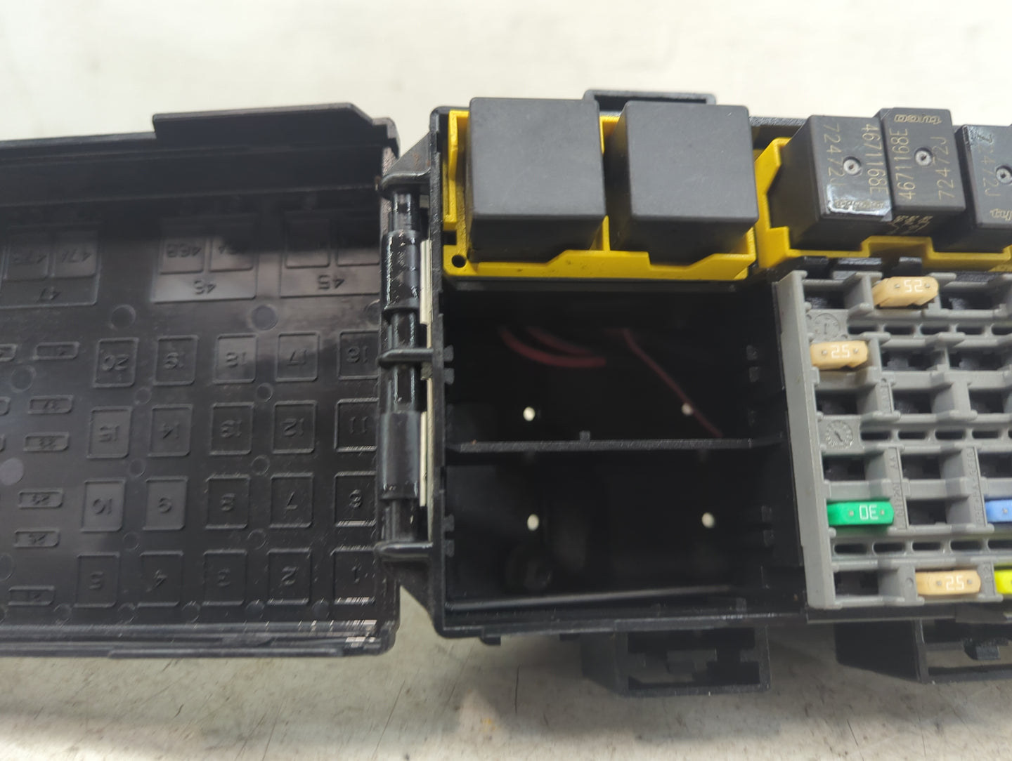 2008 Jeep Commander Fusebox Fuse Box Panel Relay Module P/N:P91305287 Fits OEM Used Auto Parts - Oemusedautoparts1.com
