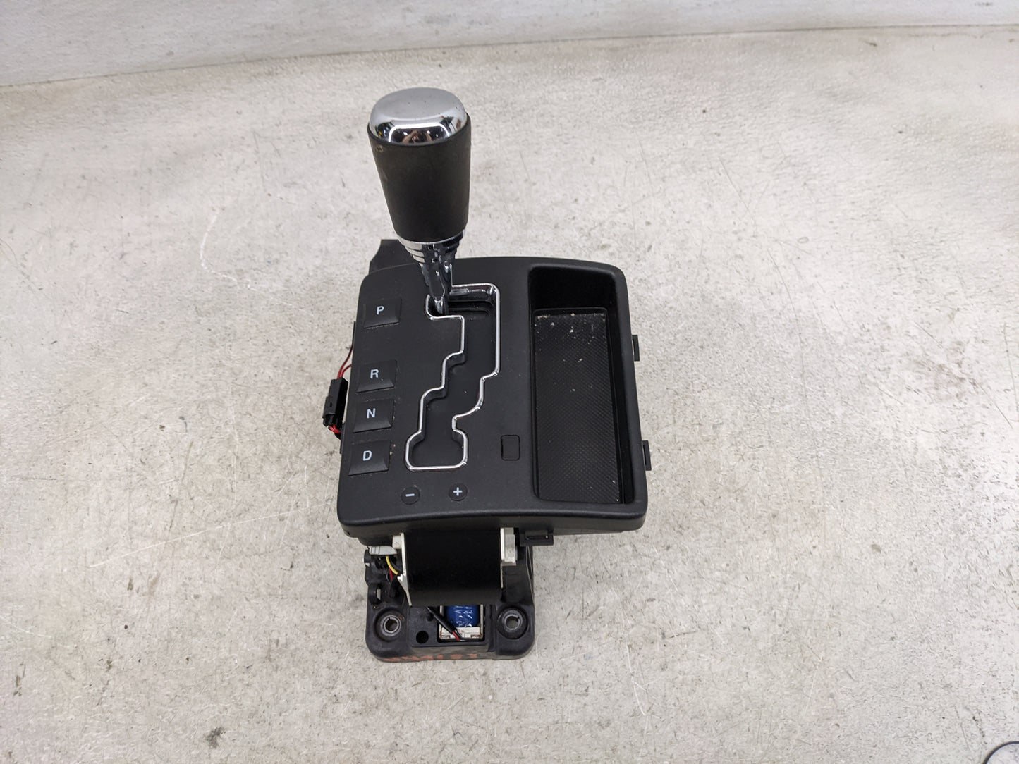 2008 Jeep Grand Cherokee Floor Console Assembly Shifter - Oemusedautoparts1.com