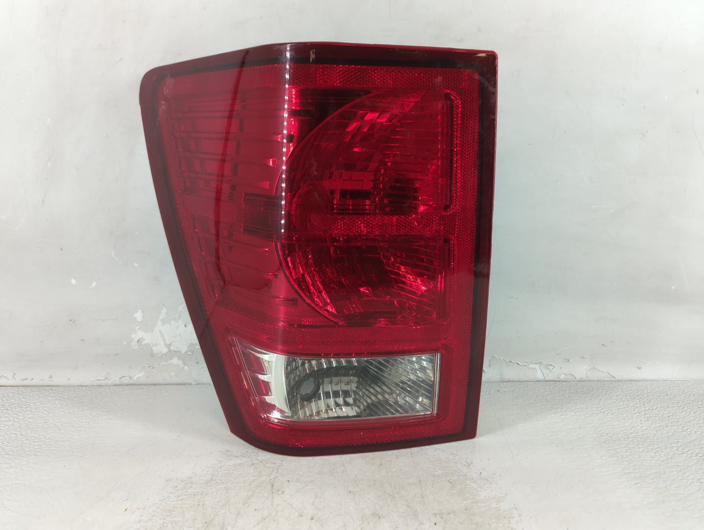 2007-2010 Jeep Grand Cherokee Tail Light Assembly Driver Left OEM P/N:20220509 333-1950L-AC Fits Fits 2007 2008 2009 2010 OE